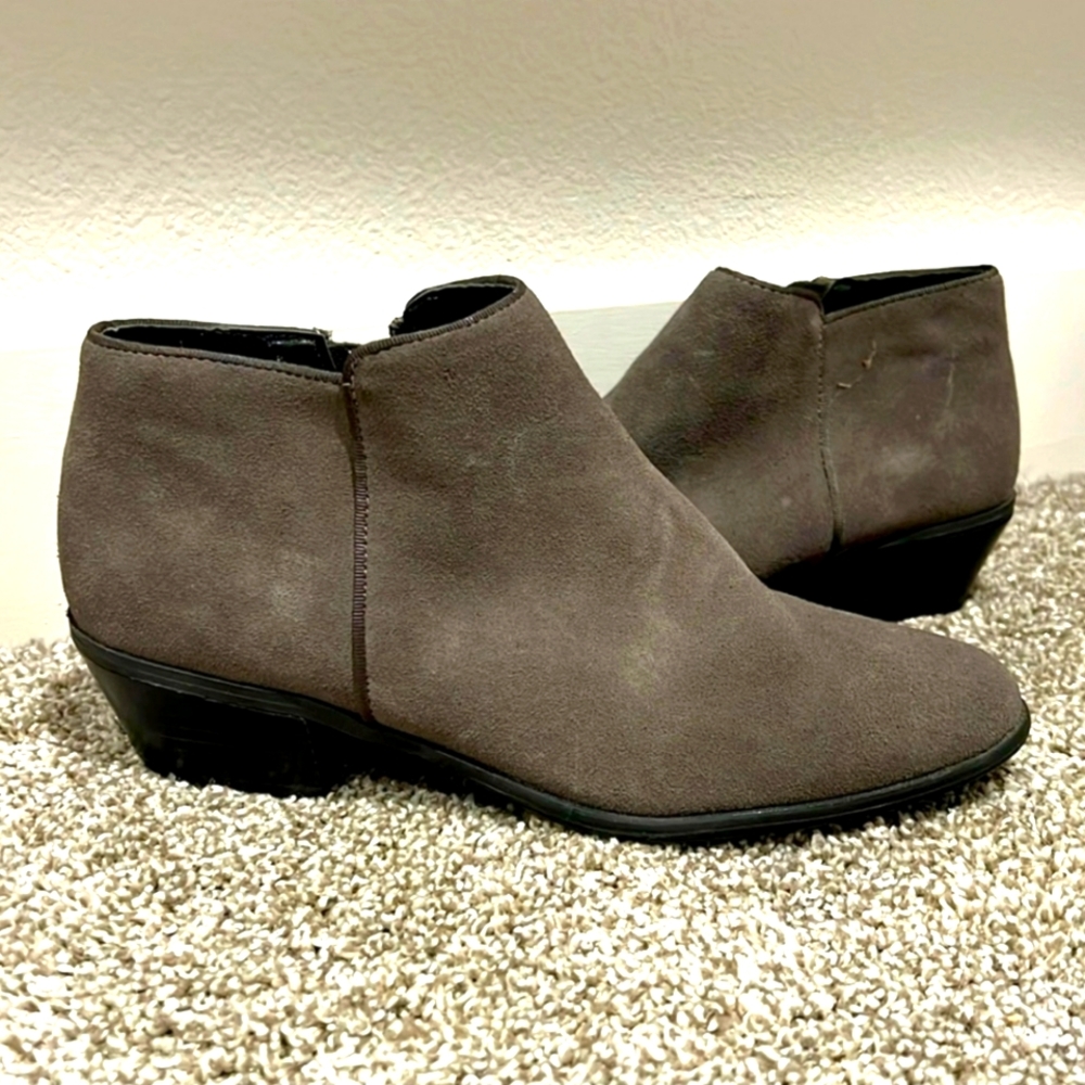 Crown Vintage Tabhita suede ankle booties